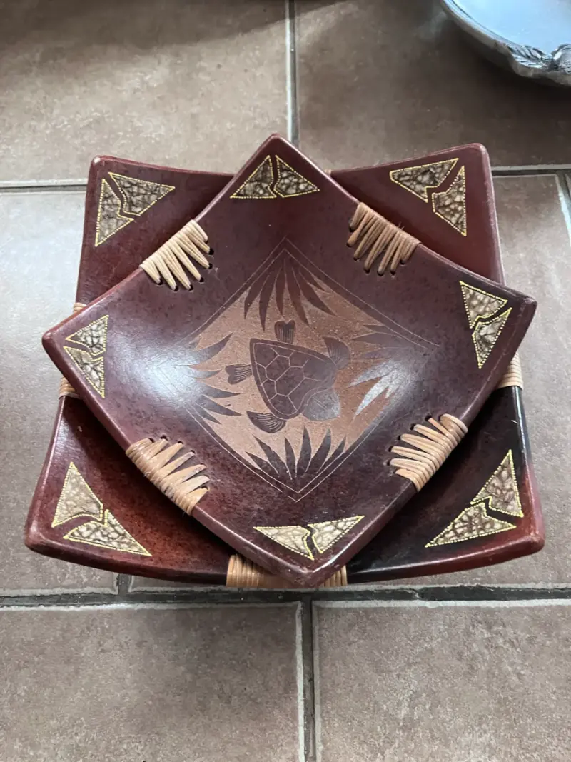 Set de platos decorativos de cerámica  tallada - 4