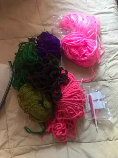 Lote de lanas multicolor con ganchillos de crochet - miniatura 1