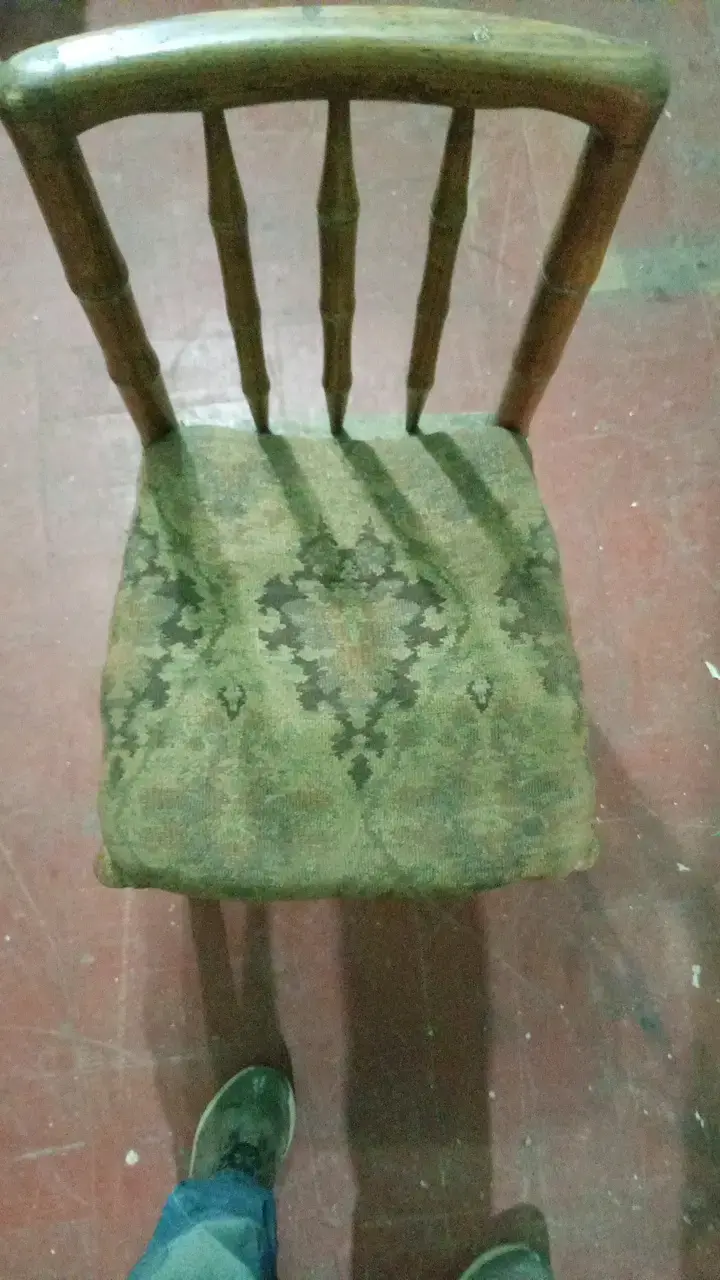 Silla de madera con asiento tapizado vintage - 1