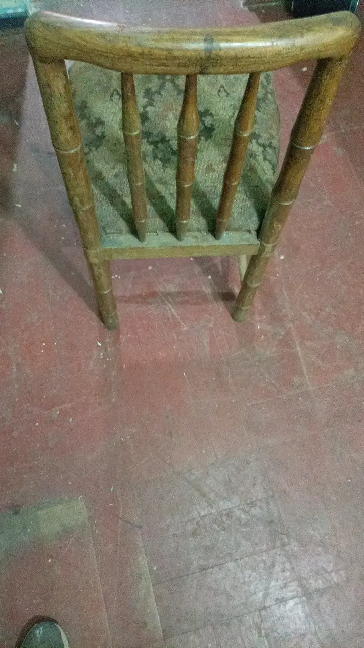 Silla de madera con asiento tapizado vintage - 2