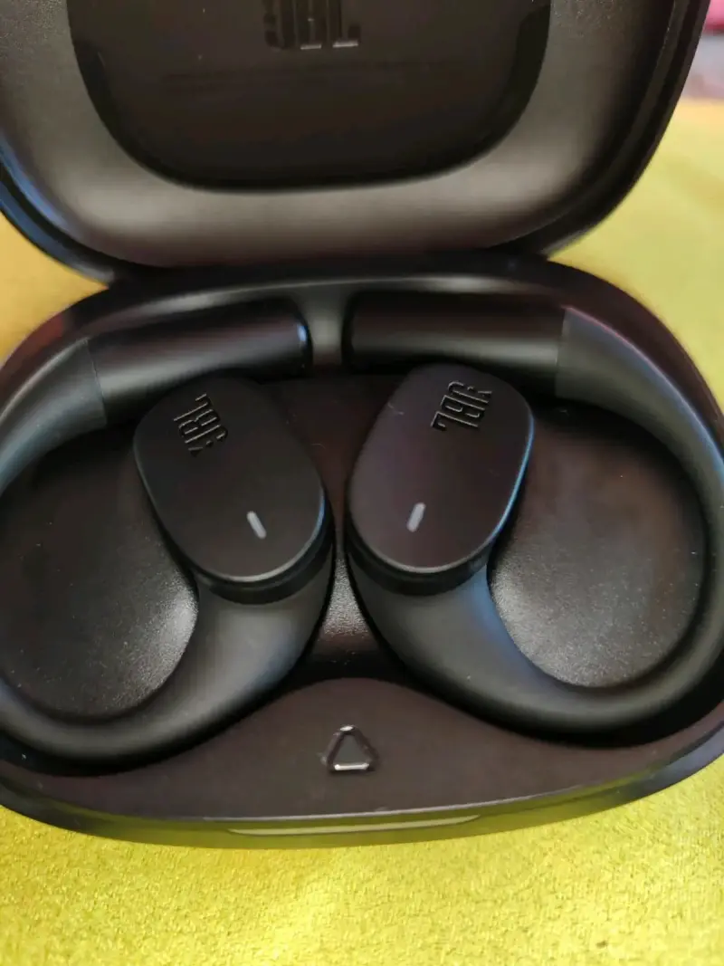 Auriculares inalámbricos JBL con estuche de carga - 1
