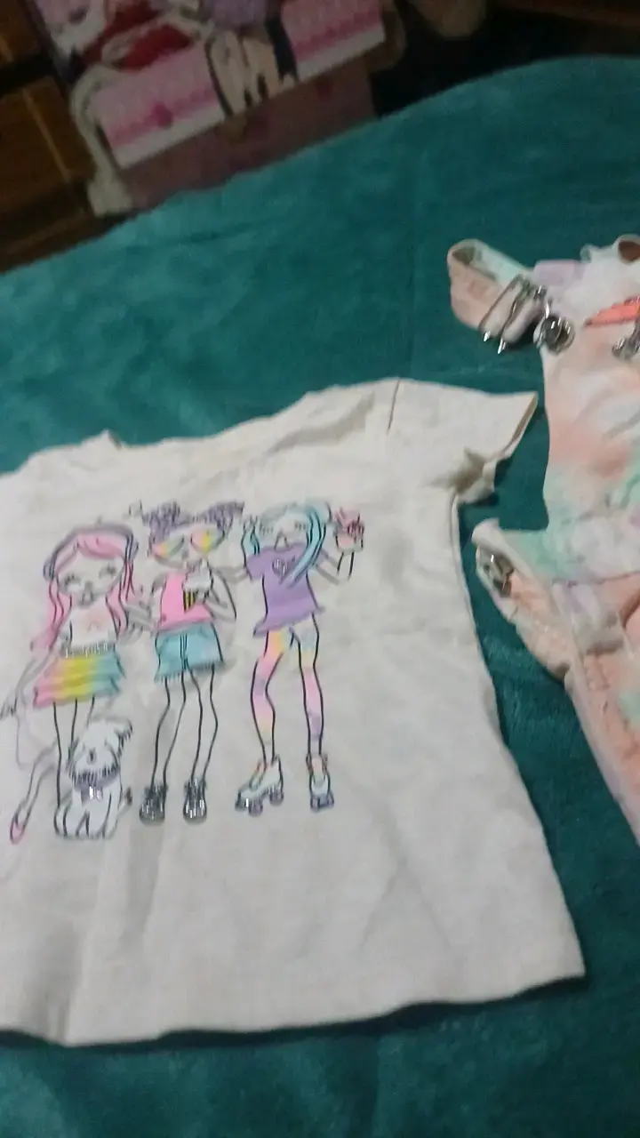Conjunto infantil con diseño de niñas y mascota