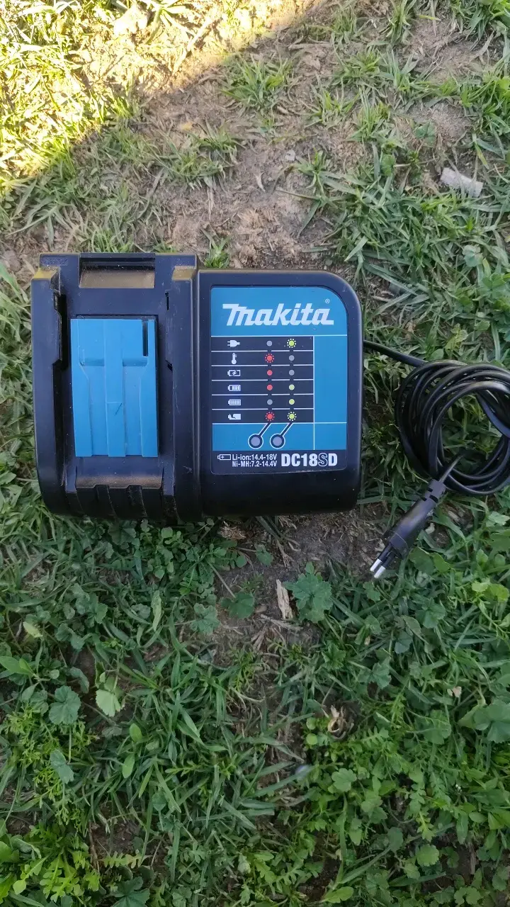 Cargador de Baterías Makita DC18SD - 1