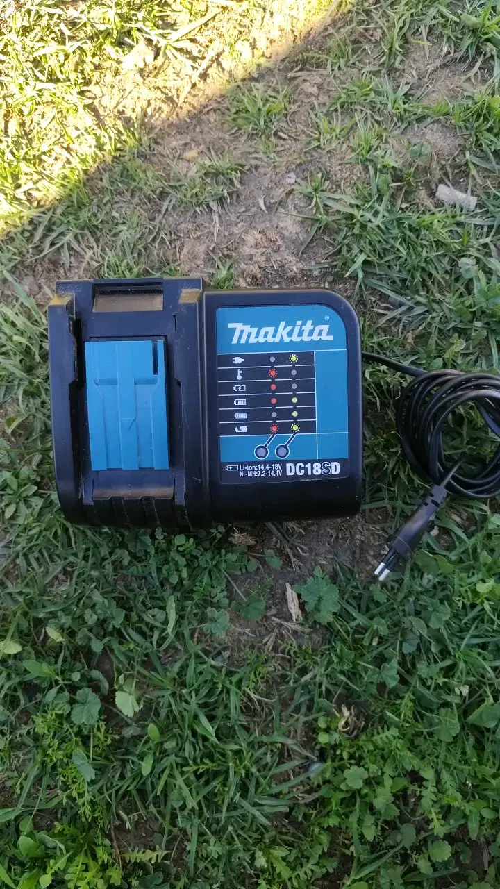Cargador de Baterías Makita DC18SD - 2