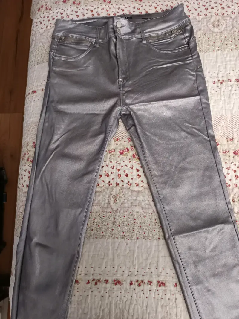 Pantalones metálicos plateados para mujer - 1