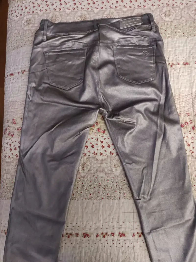 Pantalones metálicos plateados para mujer - 2