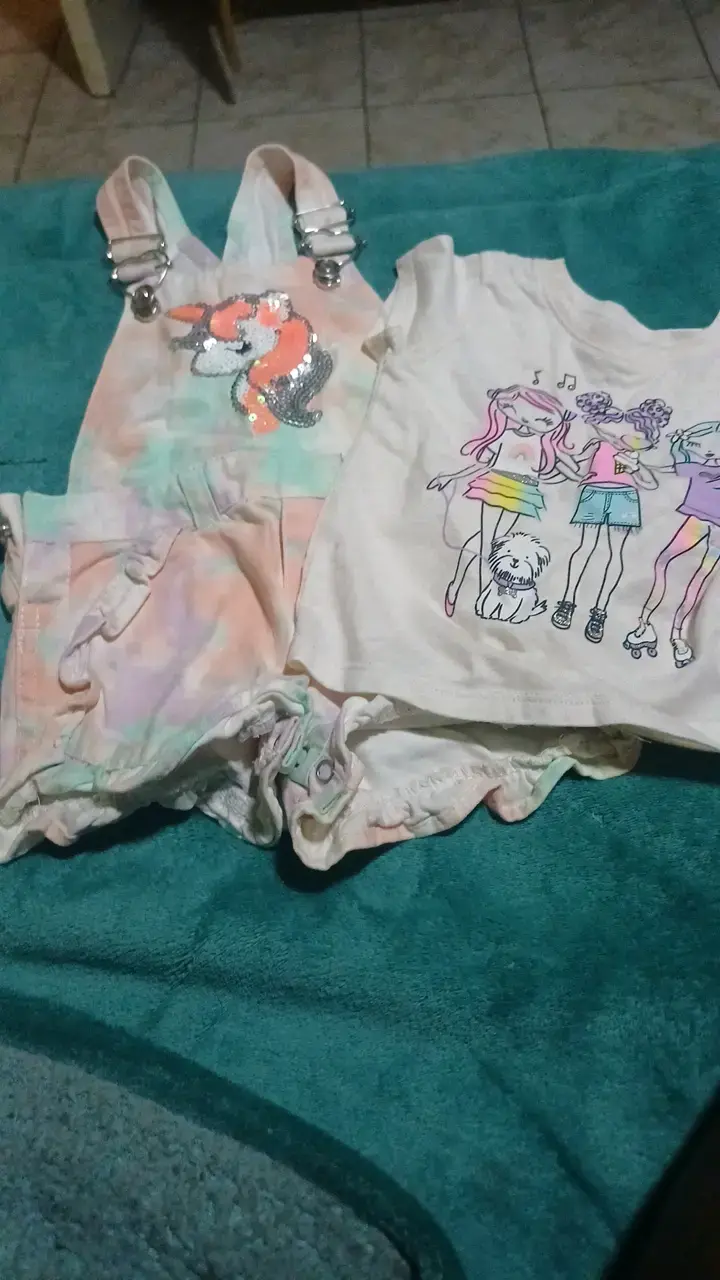 Conjunto infantil con unicornio y estampado colorido