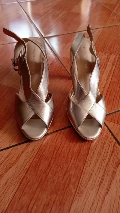 Sandalias de tacón doradas elegantes - miniatura 1