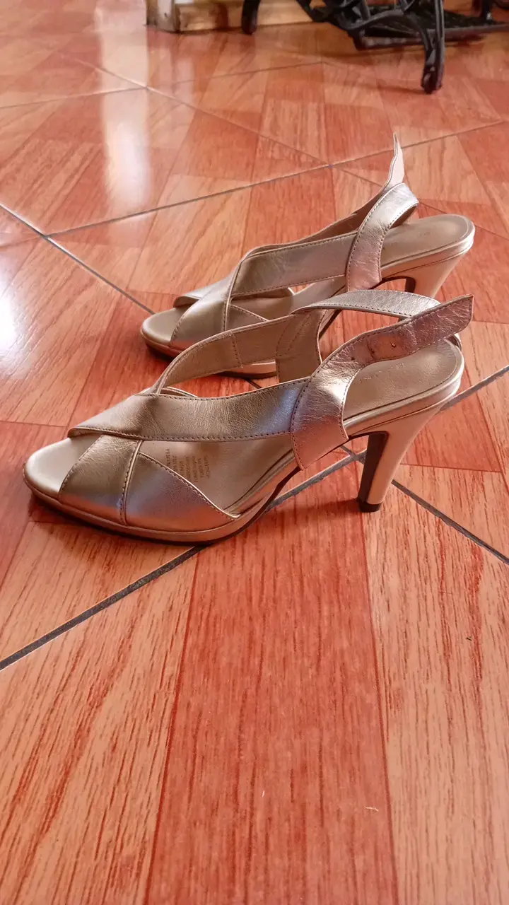 Sandalias de tacón doradas elegantes - 2
