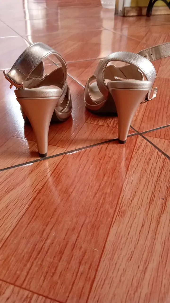 Sandalias de tacón doradas elegantes - 3