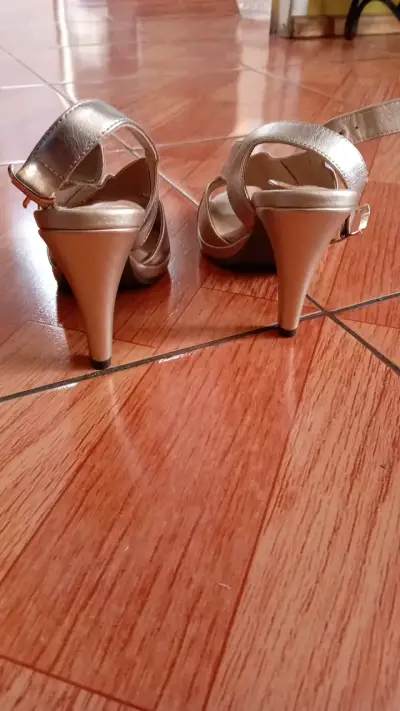 Sandalias de tacón doradas elegantes - miniatura 3