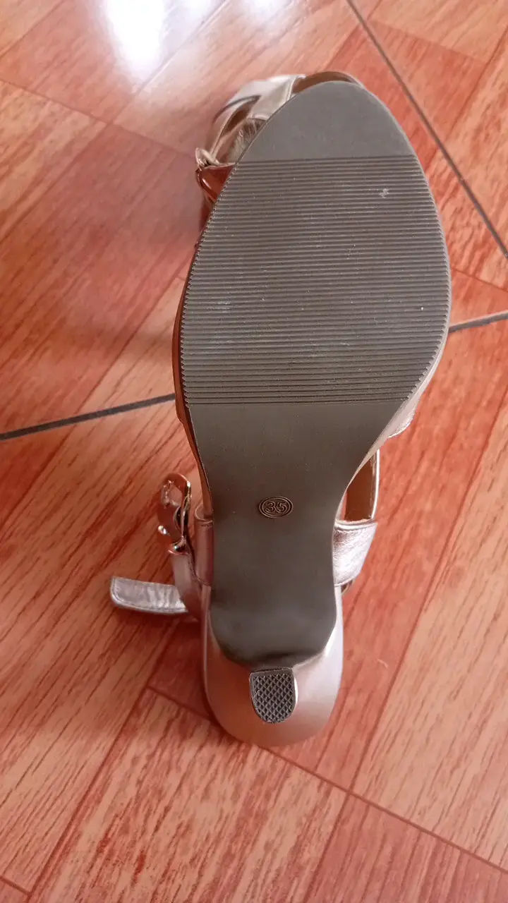 Sandalias de tacón doradas elegantes - 4