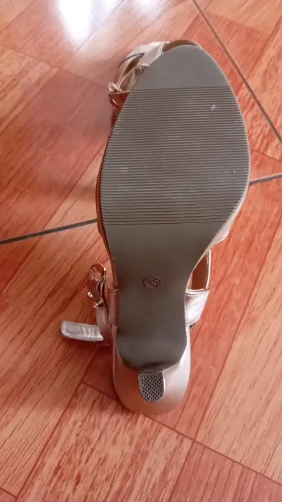 Sandalias de tacón doradas elegantes - miniatura 4