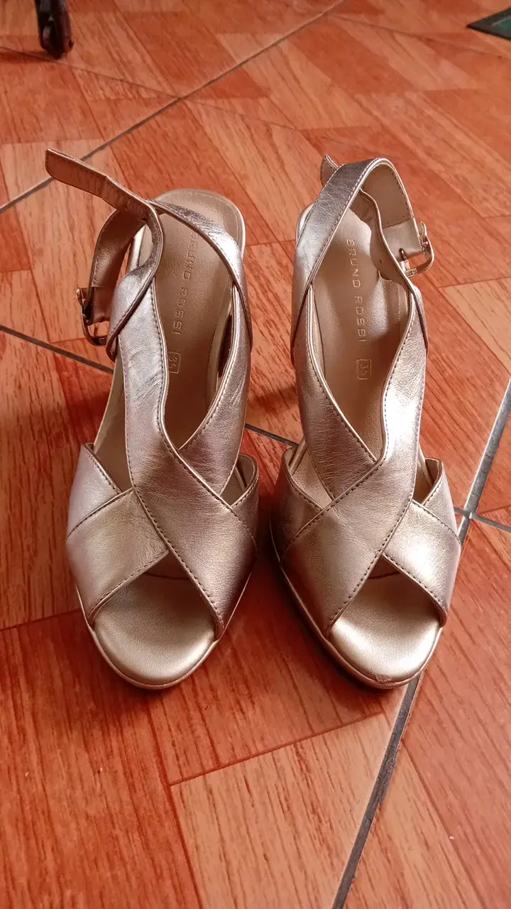 Sandalias de tacón doradas elegantes - 5