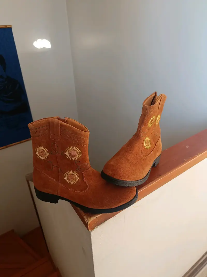Botines de gamuza marrón con diseño floral Hush Puppies - 1