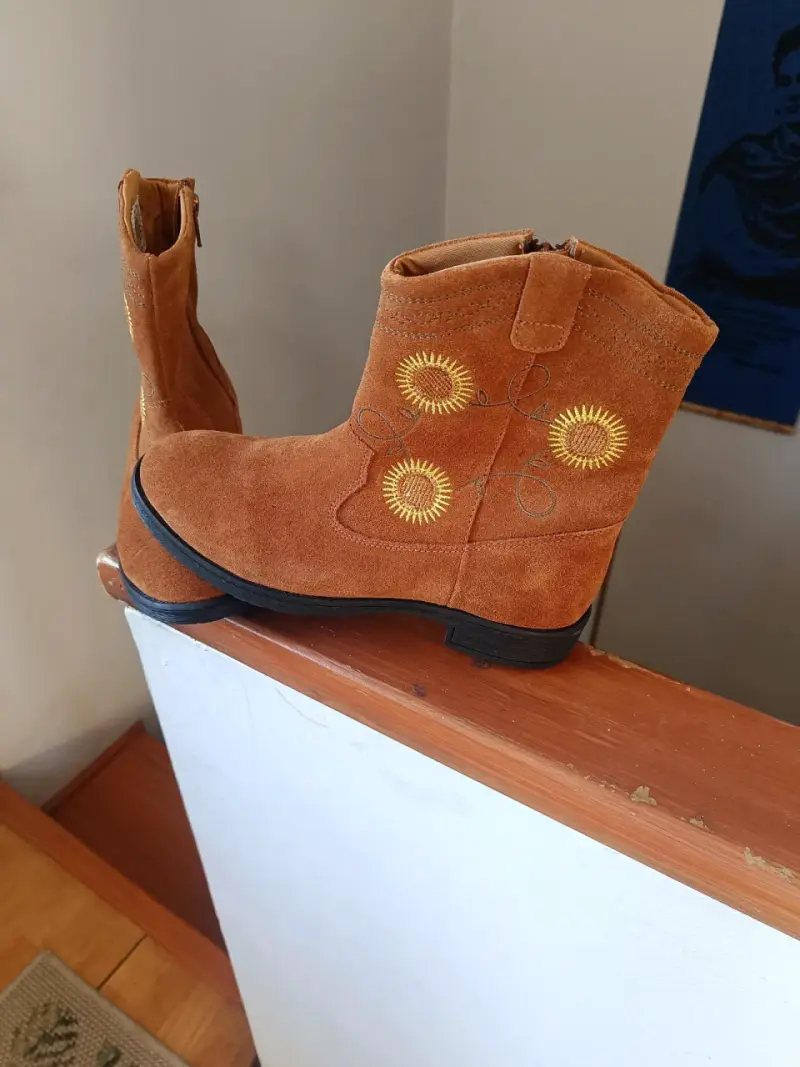 Botines de gamuza marrón con diseño floral Hush Puppies - 2