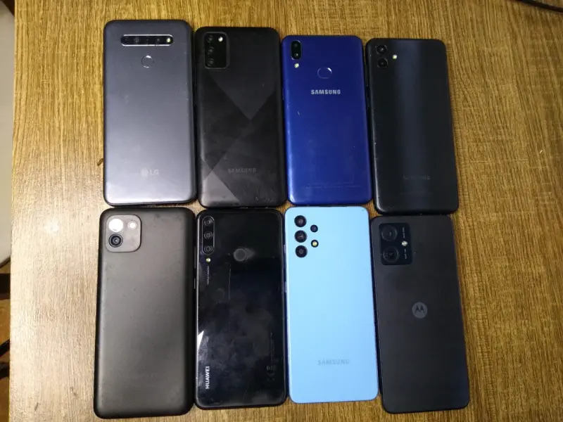 Lote de 8 teléfonos móviles de varias marcas - 1