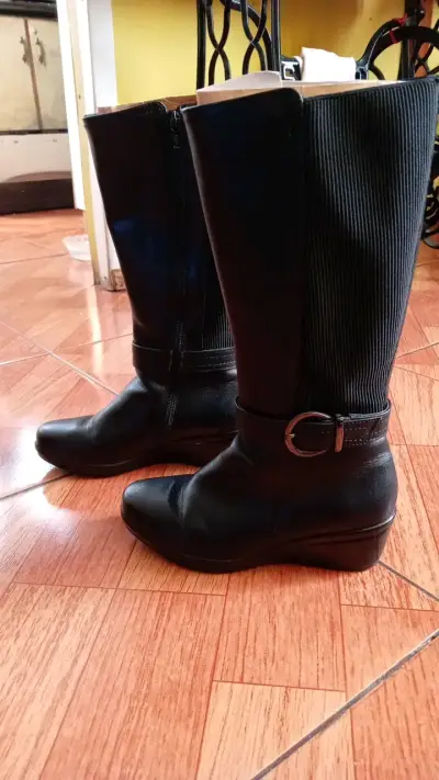 Botas negras de cuero para mujer con hebilla - miniatura 1