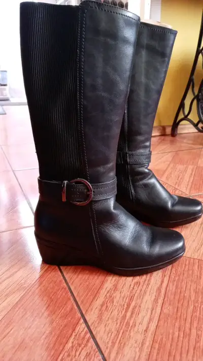 Botas negras de cuero para mujer con hebilla - miniatura 3