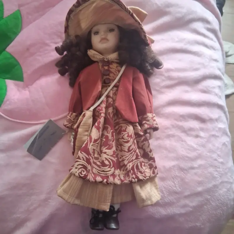 Muñeca de porcelana Dimotti con vestido vintage - 1