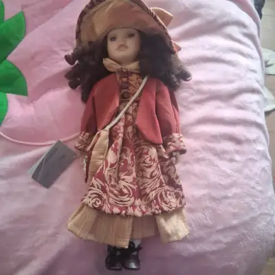 Muñeca de porcelana Dimotti con vestido vintage - miniatura 1
