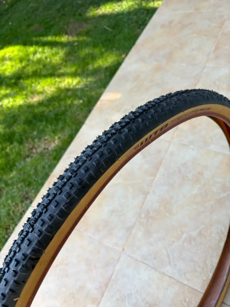 Par de Neumáticos WTB Resolute 700x42 - 1