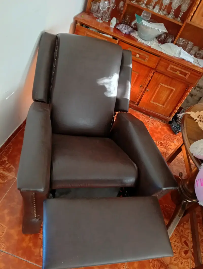 Sillón reclinable de cuero sintético marrón - 1