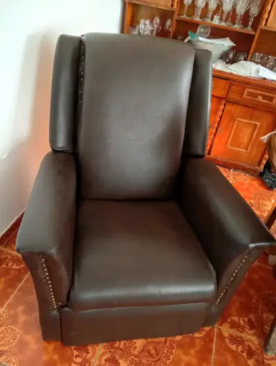 Sillón reclinable de cuero sintético marrón - miniatura 2