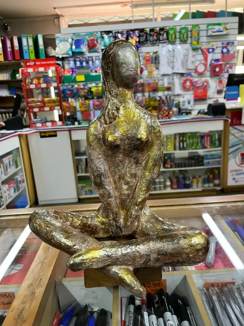 Escultura decorativa de mujer sentada en bronce