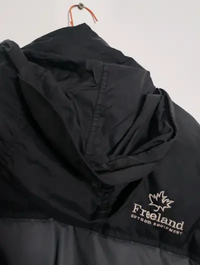 Chaqueta de invierno negra Freeland con capucha - miniatura 4