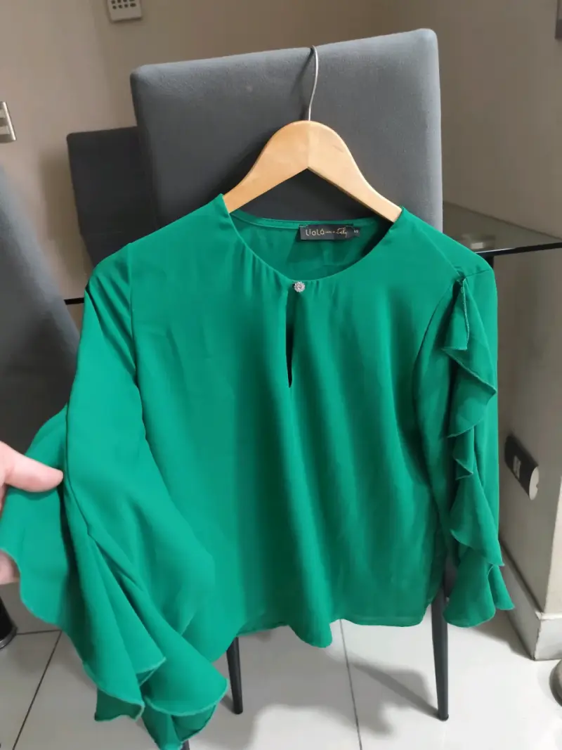 Blusa verde con mangas volantes Liola