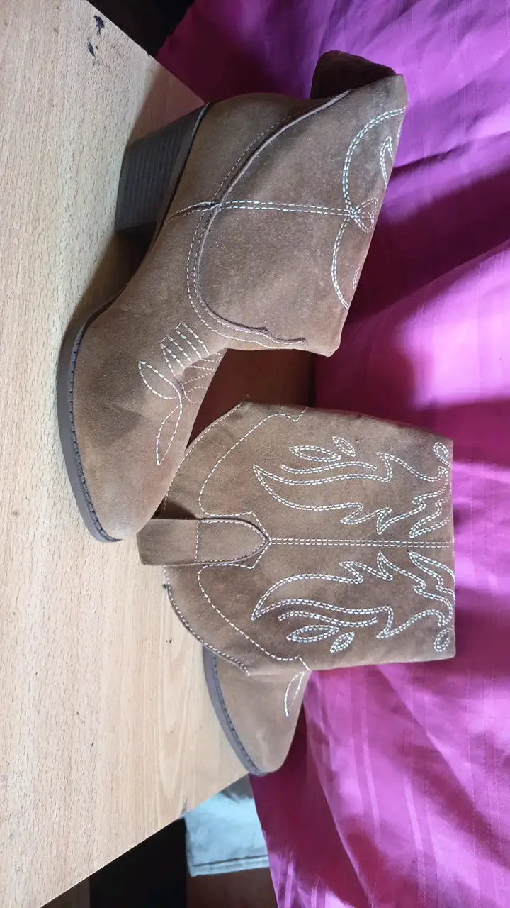 Botas vaqueras de gamuza marrón con bordado - 2