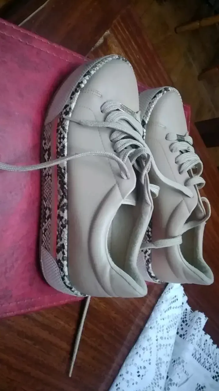 Zapatillas beige Vizzano con detalle de serpiente - 3