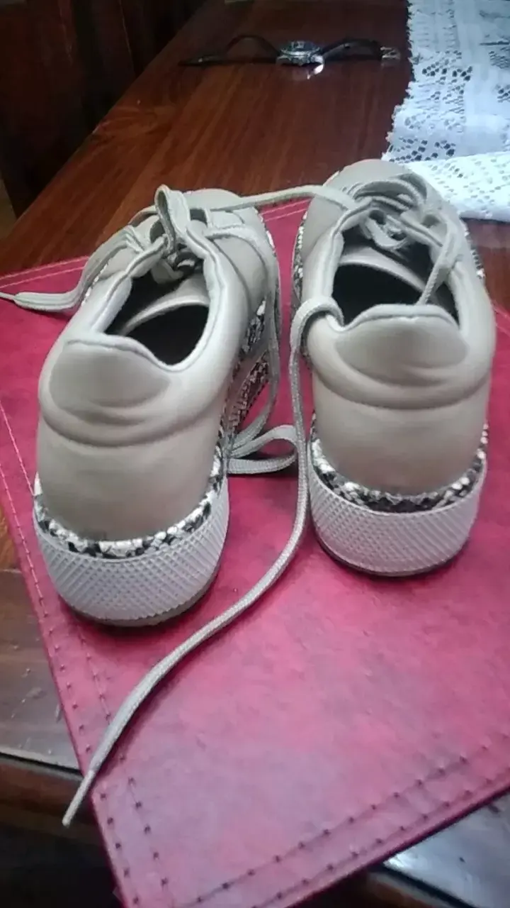 Zapatillas beige Vizzano con detalle de serpiente - 4