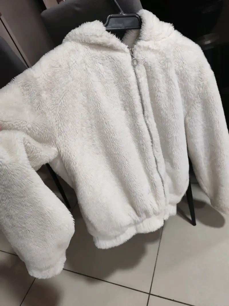 Chaqueta de felpa blanca con capucha
