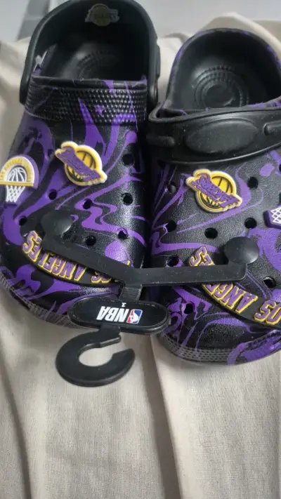 Sandalias tipo Crocs Los Angeles Lakers NBA - miniatura 1