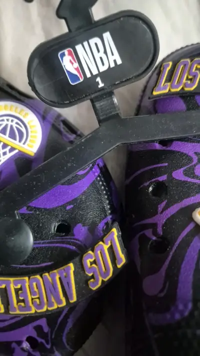 Sandalias tipo Crocs Los Angeles Lakers NBA - miniatura 3