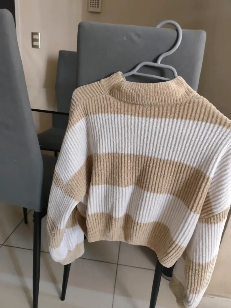 Suéter de rayas beige y blanco para mujer