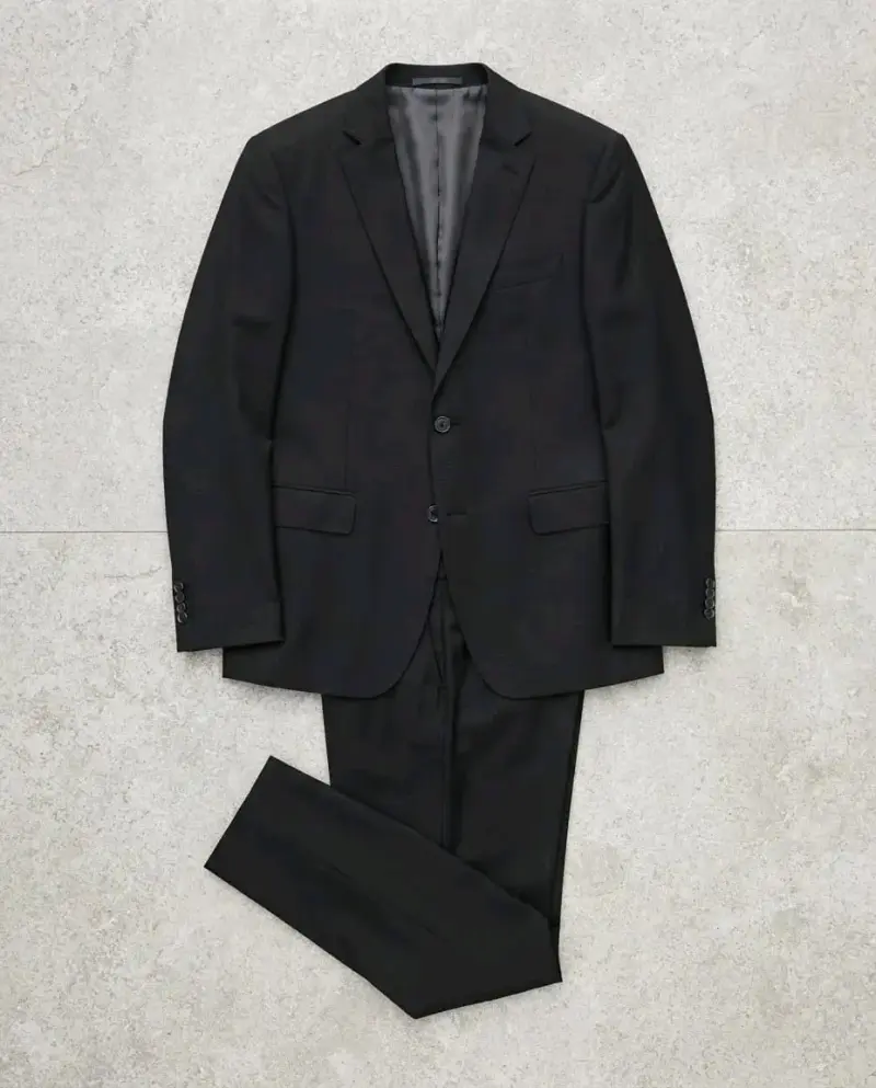 Traje formal negro para hombre en buen estado. - 1