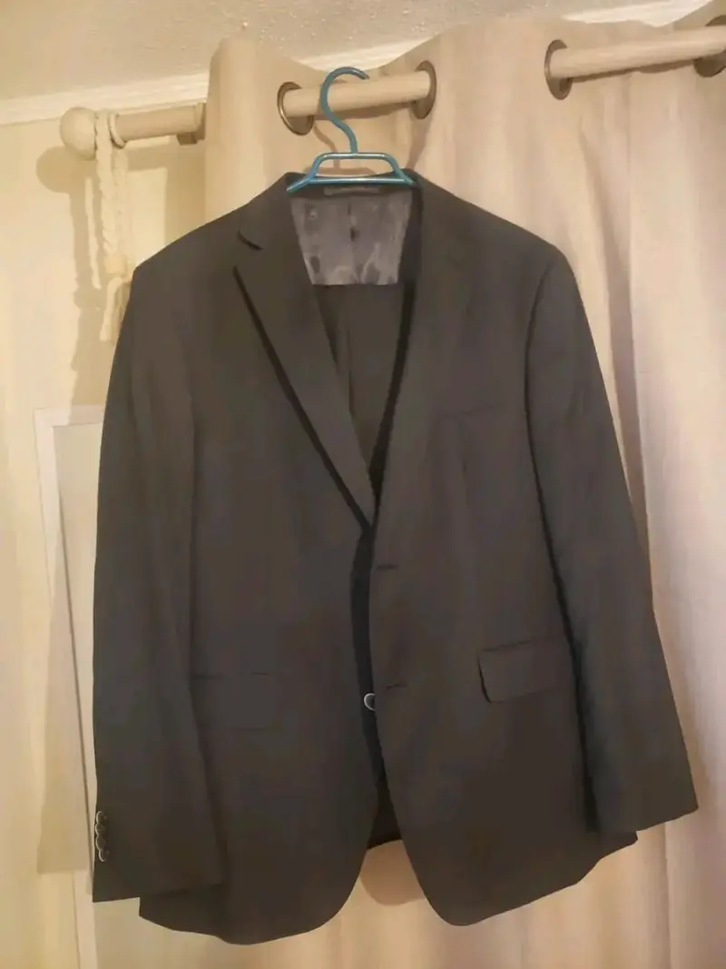Traje formal negro para hombre en buen estado. - 3