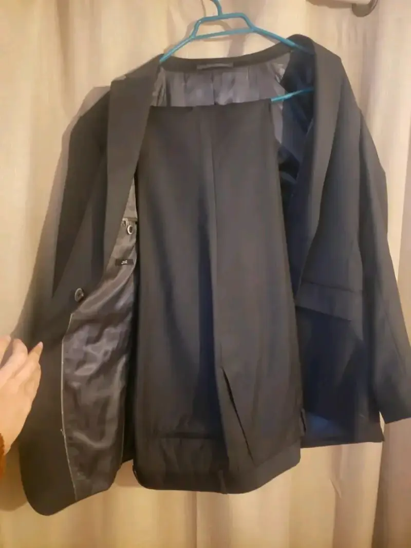 Traje formal negro para hombre en buen estado. - 4