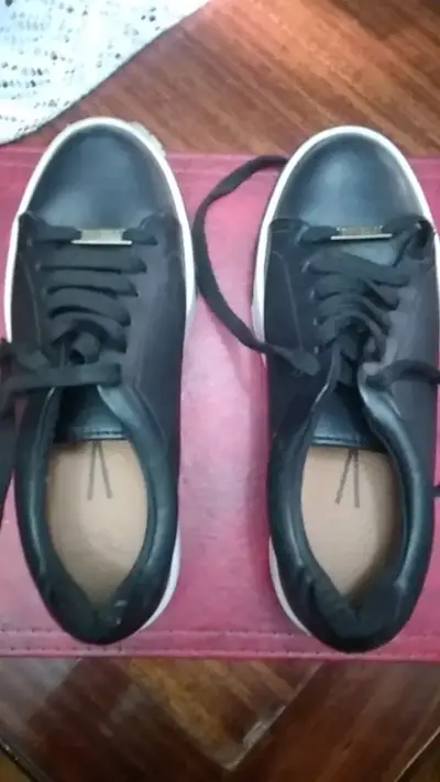 Zapatillas negras de cuero para mujer - miniatura 1