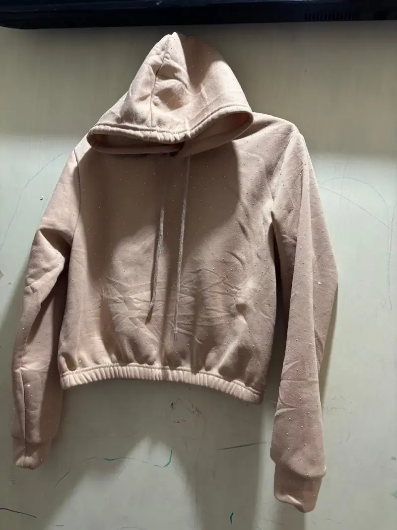 Polerón con capucha beige con detalles brillantes - 1
