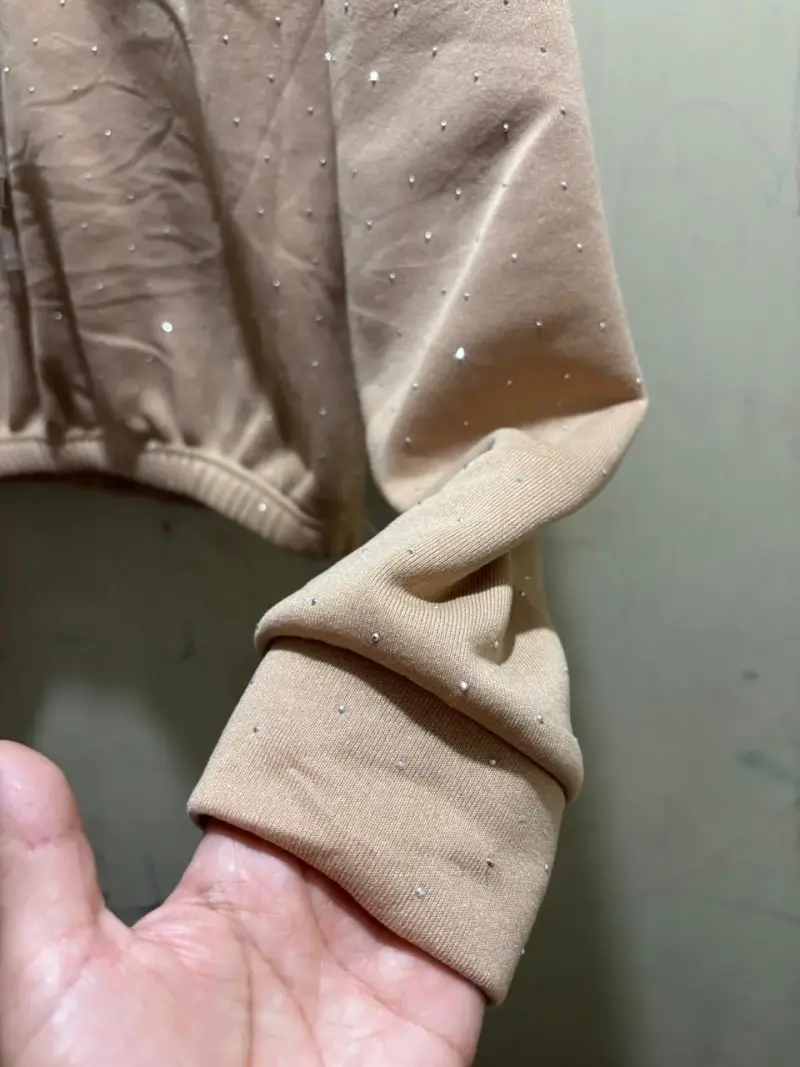 Polerón con capucha beige con detalles brillantes - 3