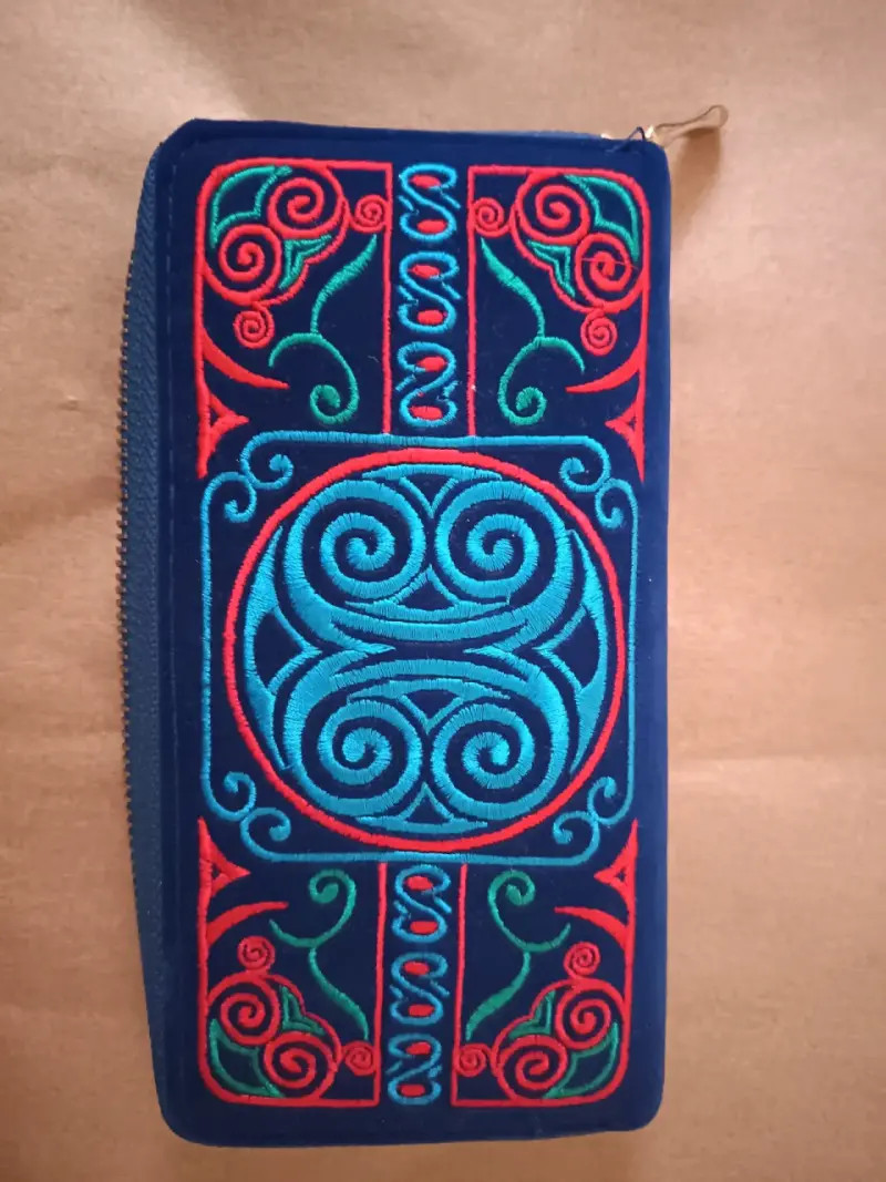 Monedero bordado azul con diseño étnico - 1
