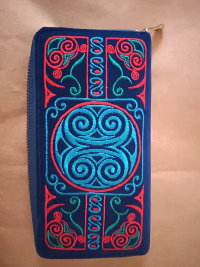 Monedero bordado azul con diseño étnico - miniatura 1