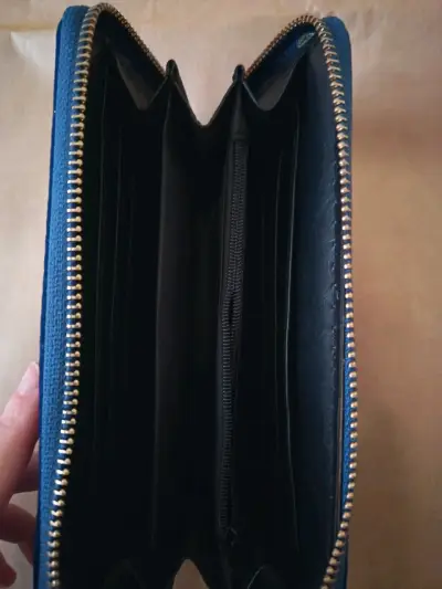 Monedero bordado azul con diseño étnico - miniatura 2