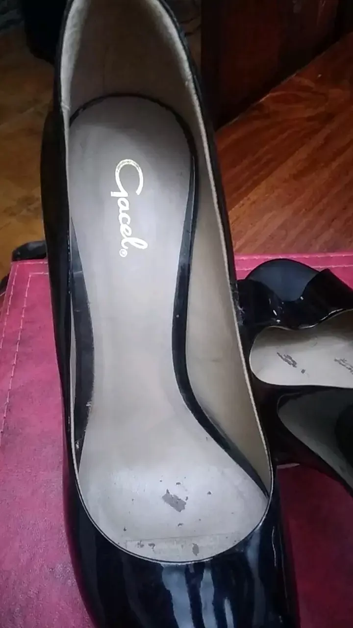 Tacones altos negros con plataforma estampada - 2