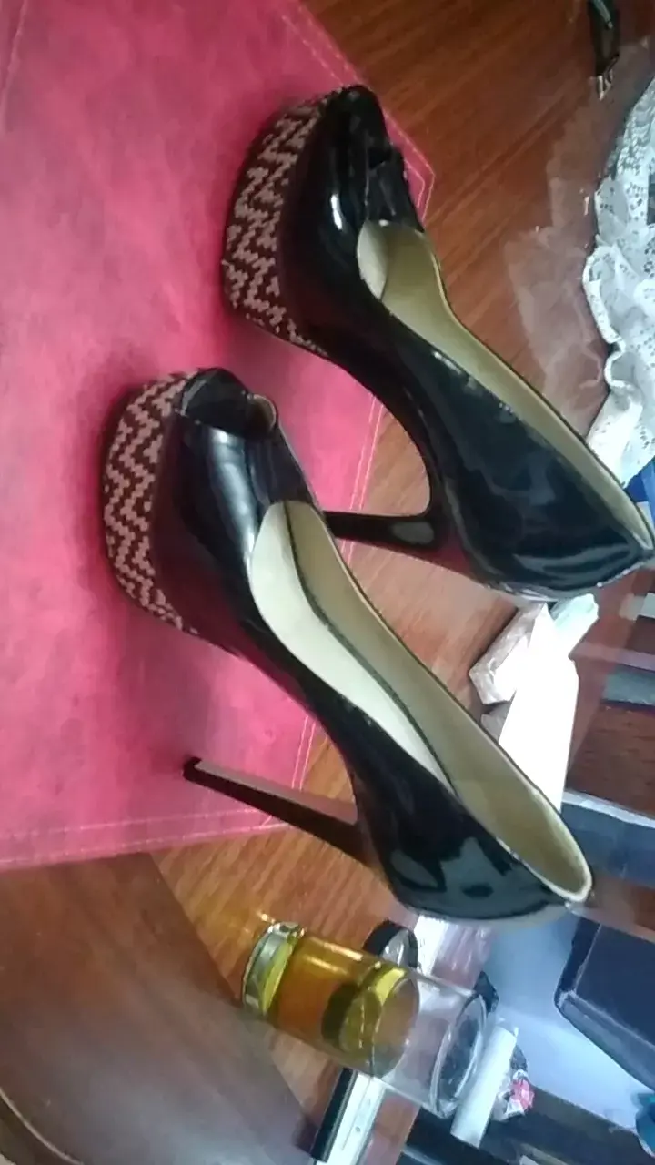 Tacones altos negros con plataforma estampada - 4