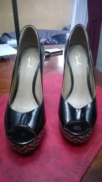Tacones altos negros con plataforma estampada - miniatura 5